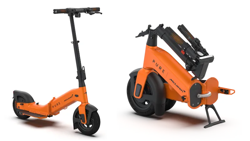 Ein leuchtend oranger McLaren 750S-Sportwagen steht in einer dunklen Ausstellungsumgebung auf grau gefliestem Boden. Vor dem Auto befindet sich passend lackiert ein orange-schwarzer „PURE McLaren“-E-Scooter, beide in Szene gesetzt vor schwarzem Hintergrund.