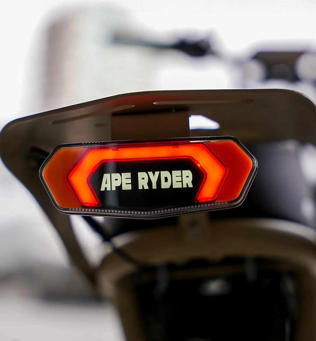 Rücklicht mit APE-RYDER-Logo und integrierten Blinkern